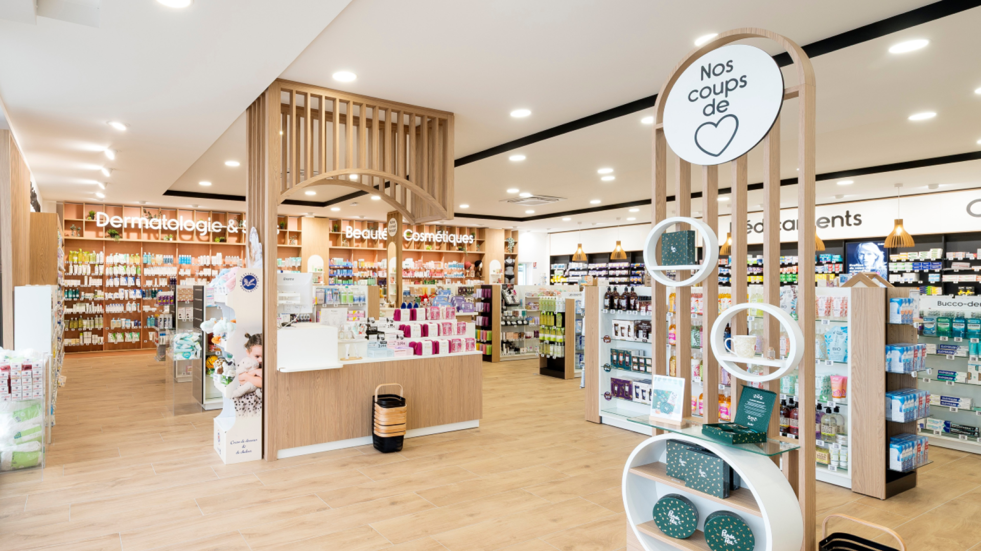 linéaires de pharmacie, décoration intérieure, travaux en pharmacie, JBCC Agenceur, JBCC Agencement, agencement de pharmacie, design de pharmacie, mobilier de pharmacie, architecture commerciale, pharmacie moderne, conception de pharmacie, aménagement de pharmacie, bois écologique, Made in France, Sautron, pharmacie Nantes, mobilier sur mesure, pharmacie France, agencement professionnel, innovation en pharmacie, équipe professionnelle, expert en agencement, projet de pharmacie, fabrication française