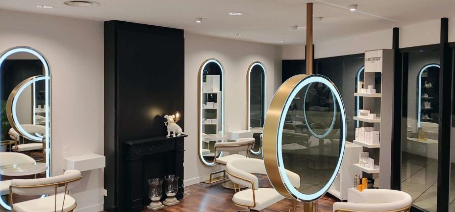 Confiez-nous votre projet d'agencement de salon de coiffure. De la conception personnalisée à la réalisation des travaux, nous vous accompagnons dans toutes les étapes pour créer un espace unique et fonctionnel.