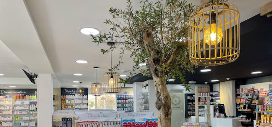 Mobilier éco-sourcé, normes environnementales, sensibilité environnementale, agencement durable, matériaux recyclables, produits locaux, circuits courts, création de mobilier, transfert d’aménagement, réagencement, relooking de pharmacie, mobilier en bois, mobilier en métal, espace enfant, espace maman-bébé, beauté nature, soins bio, espaces confidentiels, cabine d’essayage, vaccination en pharmacie, officine de pharmacie, surface de vente, espace d’attente, back office, orthopédie, comptoir de pharmacie, l