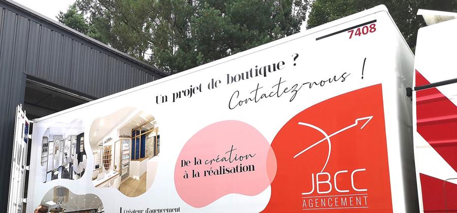Désormais 2 nouveaux camions arborant fièrement les couleurs de JBCC sillonnent les routes de France ! Toute l’expertise et le savoir-faire JBCC au service de nos clients.
