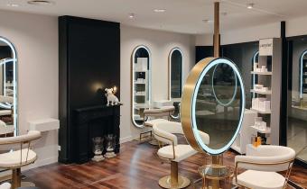  Confiez-nous votre projet d'agencement de salon de coiffure. De la conception personnalisée à la réalisation des travaux, nous vous accompagnons dans toutes les étapes pour créer un espace unique et fonctionnel.