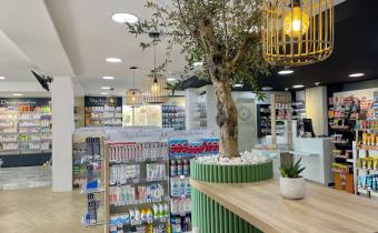 Mobilier éco-sourcé, normes environnementales, sensibilité environnementale, agencement durable, matériaux recyclables, produits locaux, circuits courts, création de mobilier, transfert d’aménagement, réagencement, relooking de pharmacie, mobilier en bois, mobilier en métal, espace enfant, espace maman-bébé, beauté nature, soins bio, espaces confidentiels, cabine d’essayage, vaccination en pharmacie, officine de pharmacie, surface de vente, espace d’attente, back office, orthopédie, comptoir de pharmacie, l