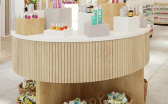 Mobilier éco-sourcé, normes environnementales, sensibilité environnementale, agencement durable, matériaux recyclables, produits locaux, circuits courts, création de mobilier, transfert d’aménagement, réagencement, relooking de pharmacie, mobilier en bois, mobilier en métal, espace enfant, espace maman-bébé, beauté nature, soins bio, espaces confidentiels, cabine d’essayage, vaccination en pharmacie, officine de pharmacie, surface de vente, espace d’attente, back office, orthopédie, comptoir de pharmacie