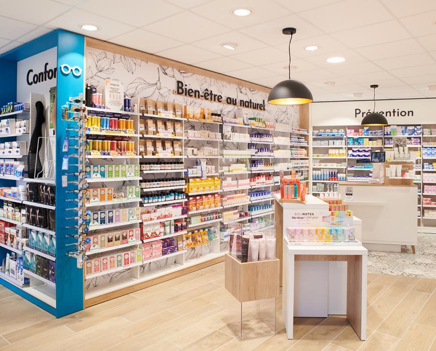 Espace orthopédie et MAD : aménagement PMR avec mobilier modulaire et cabine d'essayage pour le maintien à domicile et matériel médical.