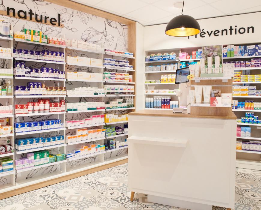 Pôle prévention santé : zone de vaccination et dépistage isolée avec mobilier professionnel aux normes sanitaires 2026.