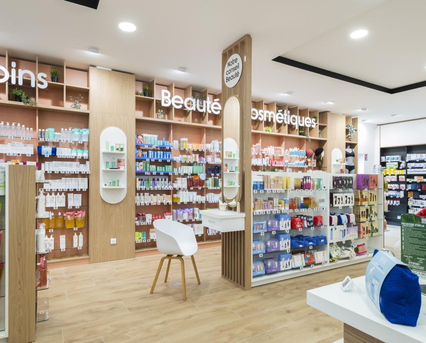 linéaires de pharmacie, décoration intérieure, travaux en pharmacie, JBCC Agenceur, JBCC Agencement, agencement de pharmacie, design de pharmacie, mobilier de pharmacie, architecture commerciale, pharmacie moderne, conception de pharmacie, aménagement de pharmacie, bois écologique, Made in France, Sautron, pharmacie Nantes, mobilier sur mesure, pharmacie France, agencement professionnel, innovation en pharmacie, équipe professionnelle, expert en agencement, projet de pharmacie, fabrication française