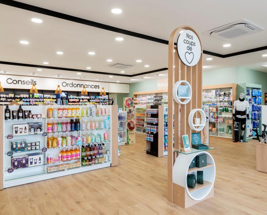 linéaires de pharmacie, décoration intérieure, travaux en pharmacie, JBCC Agenceur, JBCC Agencement, agencement de pharmacie, design de pharmacie, mobilier de pharmacie, architecture commerciale, pharmacie moderne, conception de pharmacie, aménagement de pharmacie, bois écologique, Made in France, Sautron, pharmacie Nantes, mobilier sur mesure, pharmacie France, agencement professionnel, innovation en pharmacie, équipe professionnelle, expert en agencement, projet de pharmacie, fabrication française