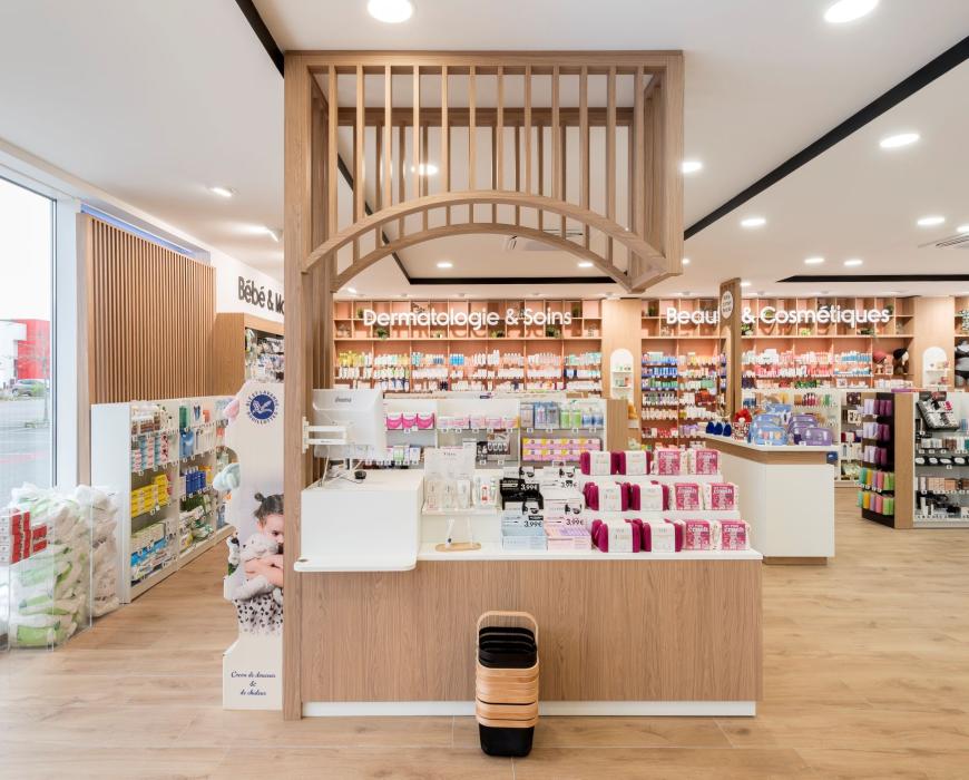 linéaires de pharmacie, décoration intérieure, travaux en pharmacie, JBCC Agenceur, JBCC Agencement, agencement de pharmacie, design de pharmacie, mobilier de pharmacie, architecture commerciale, pharmacie moderne, conception de pharmacie, aménagement de pharmacie, bois écologique, Made in France, Sautron, pharmacie Nantes, mobilier sur mesure, pharmacie France, agencement professionnel, innovation en pharmacie, équipe professionnelle, expert en agencement, projet de pharmacie, fabrication française