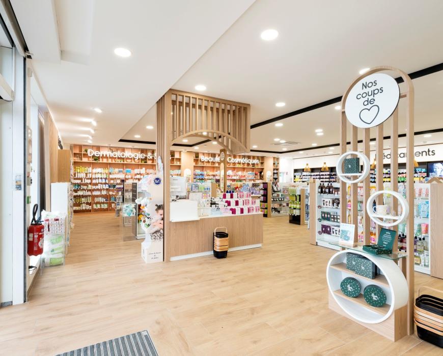 linéaires de pharmacie, décoration intérieure, travaux en pharmacie, JBCC Agenceur, JBCC Agencement, agencement de pharmacie, design de pharmacie, mobilier de pharmacie, architecture commerciale, pharmacie moderne, conception de pharmacie, aménagement de pharmacie, bois écologique, Made in France, Sautron, pharmacie Nantes, mobilier sur mesure, pharmacie France, agencement professionnel, innovation en pharmacie, équipe professionnelle, expert en agencement, projet de pharmacie, fabrication française