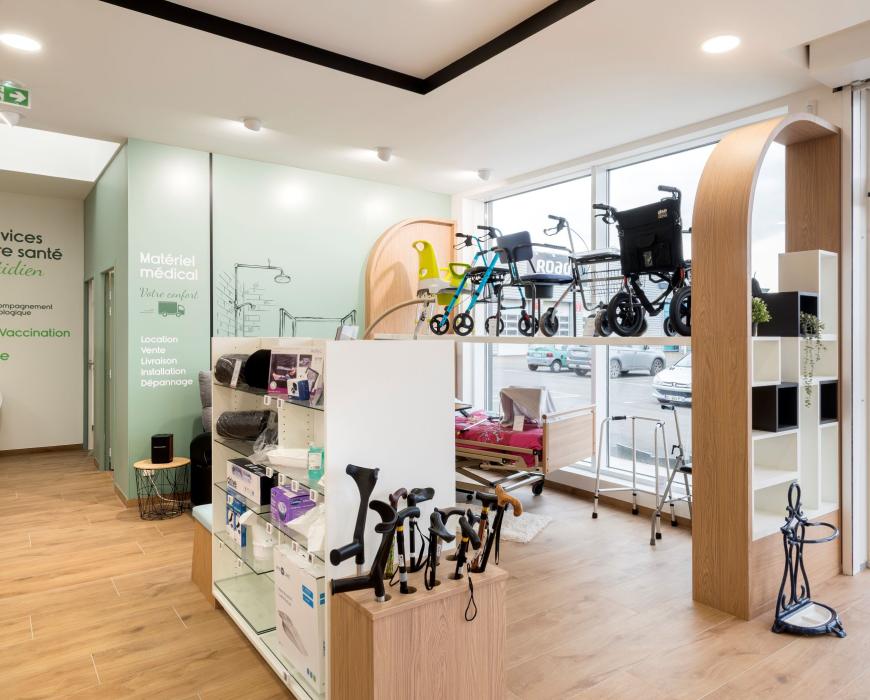 linéaires de pharmacie, décoration intérieure, travaux en pharmacie, JBCC Agenceur, JBCC Agencement, agencement de pharmacie, design de pharmacie, mobilier de pharmacie, architecture commerciale, pharmacie moderne, conception de pharmacie, aménagement de pharmacie, bois écologique, Made in France, Sautron, pharmacie Nantes, mobilier sur mesure, pharmacie France, agencement professionnel, innovation en pharmacie, équipe professionnelle, expert en agencement, projet de pharmacie, fabrication française