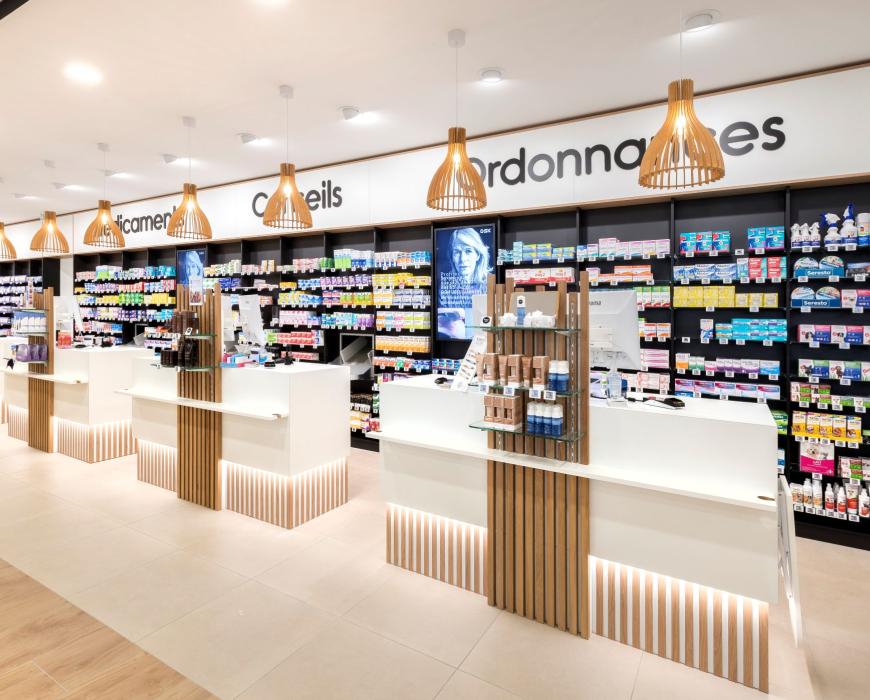 linéaires de pharmacie, décoration intérieure, travaux en pharmacie, JBCC Agenceur, JBCC Agencement, agencement de pharmacie, design de pharmacie, mobilier de pharmacie, architecture commerciale, pharmacie moderne, conception de pharmacie, aménagement de pharmacie, bois écologique, Made in France, Sautron, pharmacie Nantes, mobilier sur mesure, pharmacie France, agencement professionnel, innovation en pharmacie, équipe professionnelle, expert en agencement, projet de pharmacie, fabrication française