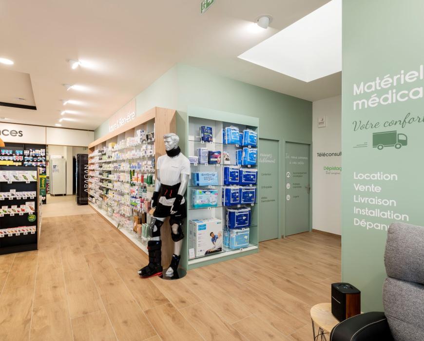 linéaires de pharmacie, décoration intérieure, travaux en pharmacie, JBCC Agenceur, JBCC Agencement, agencement de pharmacie, design de pharmacie, mobilier de pharmacie, architecture commerciale, pharmacie moderne, conception de pharmacie, aménagement de pharmacie, bois écologique, Made in France, Sautron, pharmacie Nantes, mobilier sur mesure, pharmacie France, agencement professionnel, innovation en pharmacie, équipe professionnelle, expert en agencement, projet de pharmacie, fabrication française