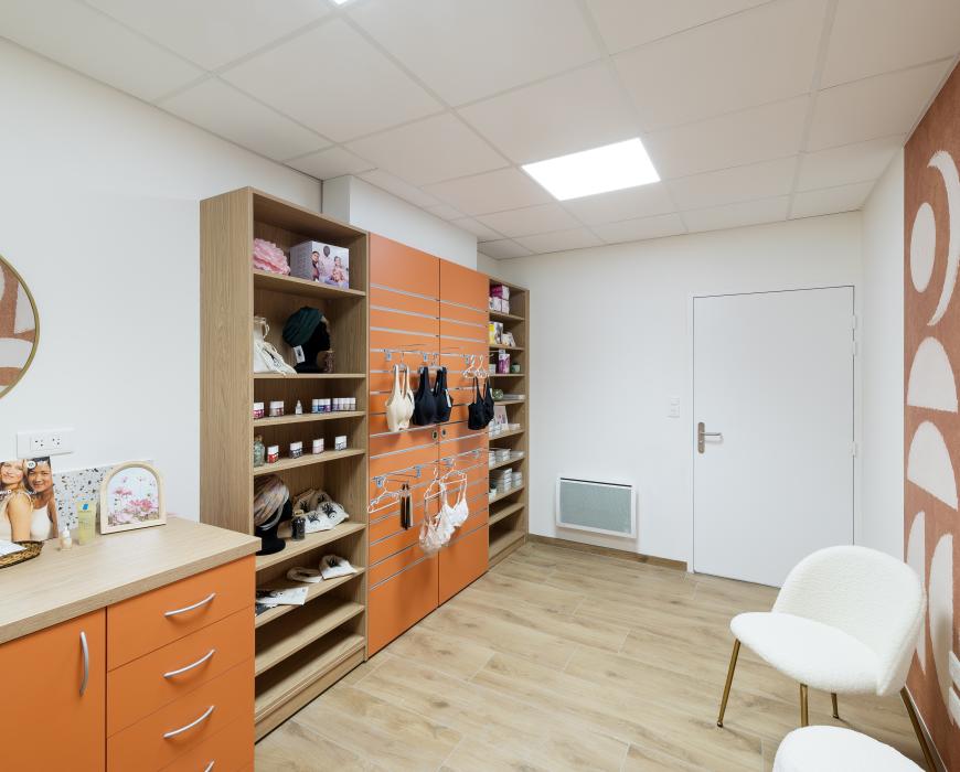 linéaires de pharmacie, décoration intérieure, travaux en pharmacie, JBCC Agenceur, JBCC Agencement, agencement de pharmacie, design de pharmacie, mobilier de pharmacie, architecture commerciale, pharmacie moderne, conception de pharmacie, aménagement de pharmacie, bois écologique, Made in France, Sautron, pharmacie Nantes, mobilier sur mesure, pharmacie France, agencement professionnel, innovation en pharmacie, équipe professionnelle, expert en agencement, projet de pharmacie, fabrication française