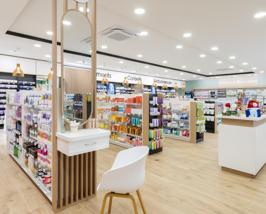 linéaires de pharmacie, décoration intérieure, travaux en pharmacie, JBCC Agenceur, JBCC Agencement, agencement de pharmacie, design de pharmacie, mobilier de pharmacie, architecture commerciale, pharmacie moderne, conception de pharmacie, aménagement de pharmacie, bois écologique, Made in France, Sautron, pharmacie Nantes, mobilier sur mesure, pharmacie France, agencement professionnel, innovation en pharmacie, équipe professionnelle, expert en agencement, projet de pharmacie, fabrication française