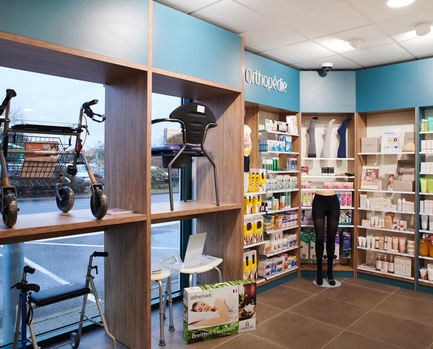 Espace orthopédie et maintien à domicile (MAD) avec vitrine pour déambulateur, présentation de bas de contention et matériel médical spécialisé.  