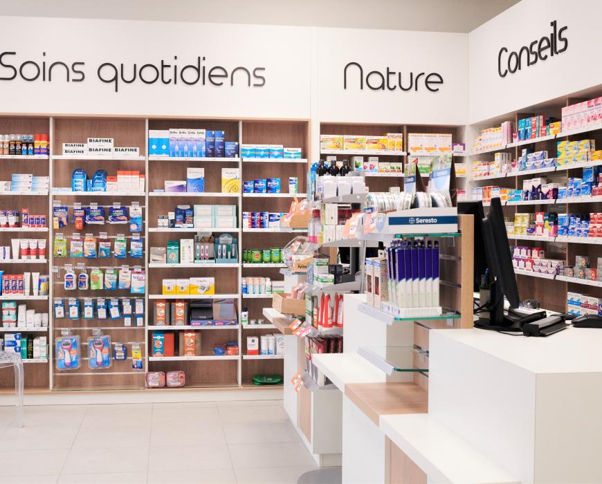 Parée de bois et de blanc, la pharmacie met à la disposition de la patientèle, dans une ambiance ZEN, les différents espaces : aromathérapie, diététique, homéopathie, médicaments vétérinaires, micronutrition, orthopédie, phytothérapie et parapharmacie.