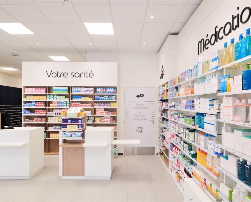 Parée de bois et de blanc, la pharmacie met à la disposition de la patientèle, dans une ambiance ZEN, les différents espaces : aromathérapie, diététique, homéopathie, médicaments vétérinaires, micronutrition, orthopédie, phytothérapie et parapharmacie.