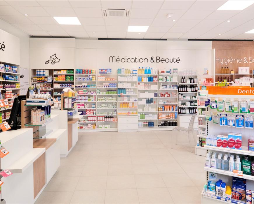 Parée de bois et de blanc, la pharmacie met à la disposition de la patientèle, dans une ambiance ZEN, les différents espaces : aromathérapie, diététique, homéopathie, médicaments vétérinaires, micronutrition, orthopédie, phytothérapie et parapharmacie.