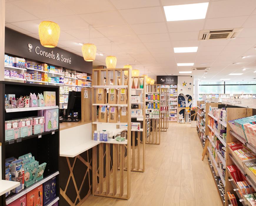 linéaires de pharmacie, décoration intérieure, travaux en pharmacie, JBCC Agenceur, JBCC Agencement, agencement de pharmacie, design de pharmacie, mobilier de pharmacie, architecture commerciale, pharmacie moderne, conception de pharmacie, aménagement de pharmacie, bois écologique, Made in France, Sautron, pharmacie Nantes, mobilier sur mesure, pharmacie 2024, agencement professionnel, innovation en pharmacie, équipe professionnelle, expert en agencement, projet de pharmacie, fabrication française