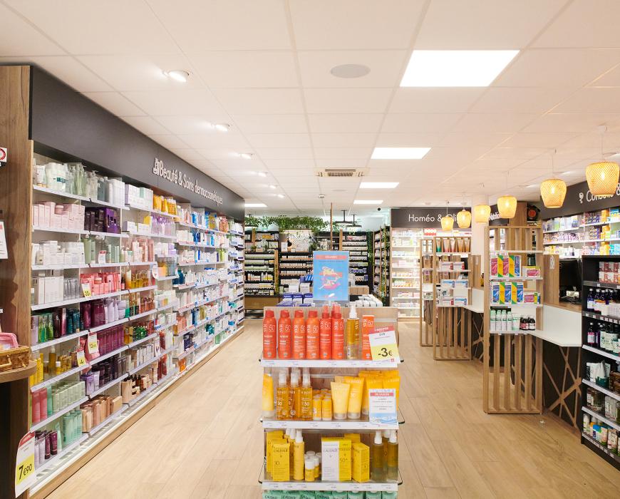 linéaires de pharmacie, décoration intérieure, travaux en pharmacie, JBCC Agenceur, JBCC Agencement, agencement de pharmacie, design de pharmacie, mobilier de pharmacie, architecture commerciale, pharmacie moderne, conception de pharmacie, aménagement de pharmacie, bois écologique, Made in France, Sautron, pharmacie Nantes, mobilier sur mesure, pharmacie 2024, agencement professionnel, innovation en pharmacie, équipe professionnelle, expert en agencement, projet de pharmacie, fabrication française