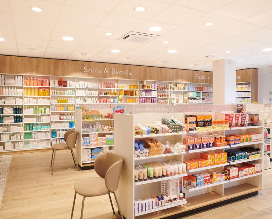 Rayonnage parapharmacie : espace soins et beauté au design haut de gamme avec éclairage LED et optimisation du flux client.
