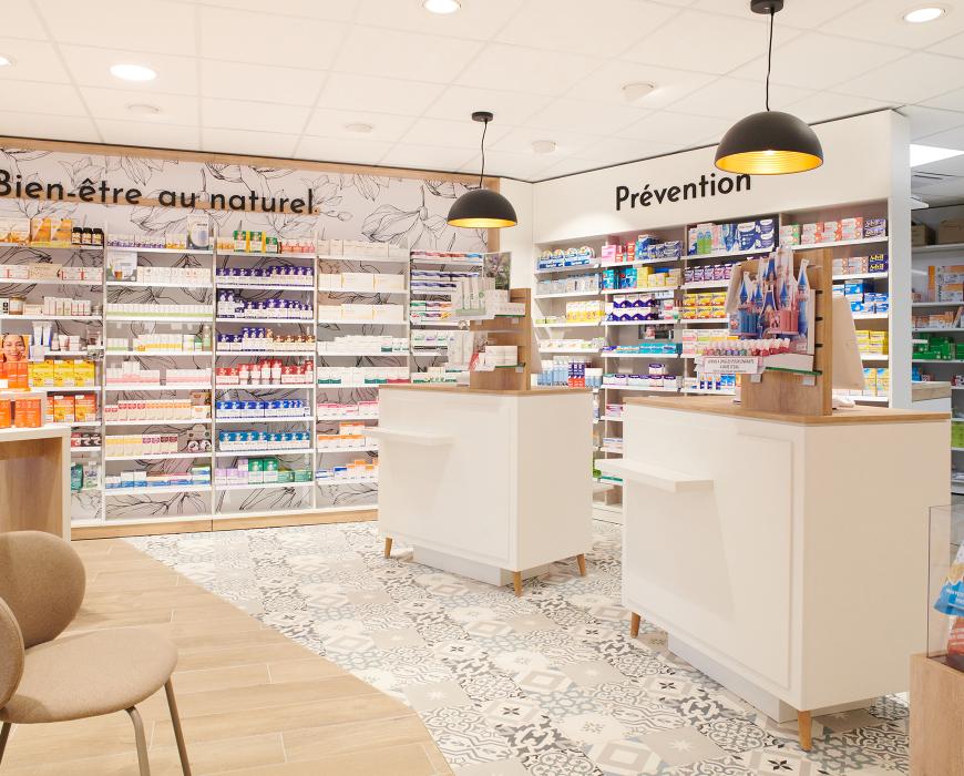 Mobilier pharmacie sur mesure : comptoirs ergonomiques éco-conçus en bois écologique pour l'accueil client et la sécurité sanitaire.