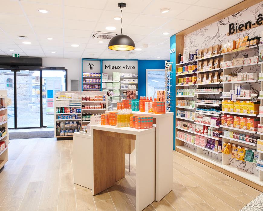 Pharmacie écoresponsable : univers herboristerie et soins naturels avec linéaires en bois durable et design chaleureux.