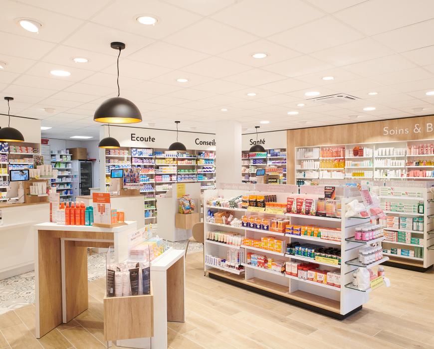 Rayonnage parapharmacie : espace soins et beauté au design haut de gamme avec éclairage LED et optimisation du flux client.