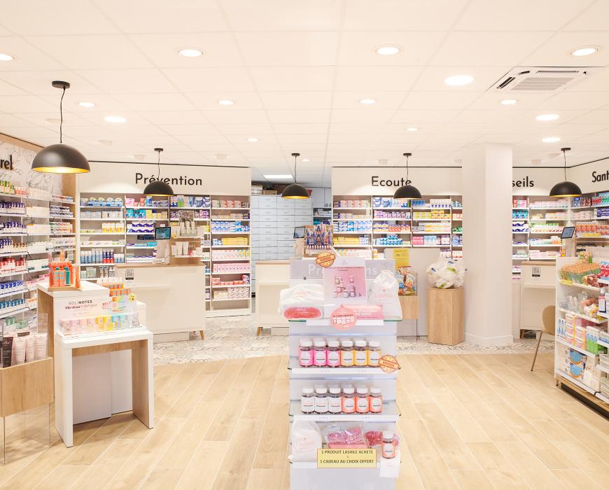 Espace confidentialité pharmacie : bureau d'écoute et conseils patient avec isolation phonique et design fonctionnel par JBCC.