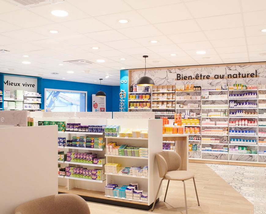 Pharmacie écoresponsable : univers herboristerie et soins naturels avec linéaires en bois durable et design chaleureux.