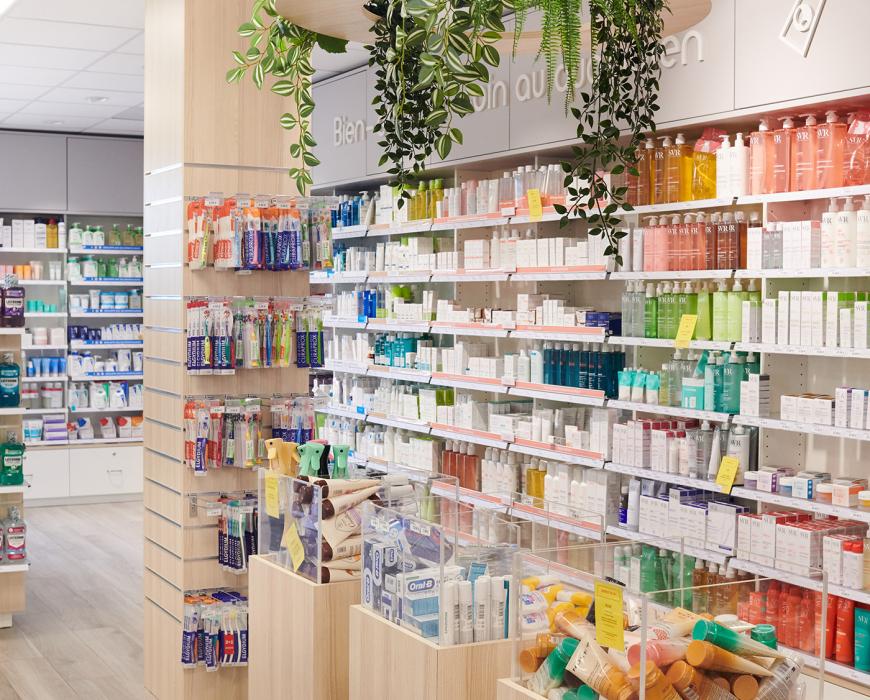 Présentoirs bacs en bois avec habillage végétal suspendu pour produits de parapharmacie