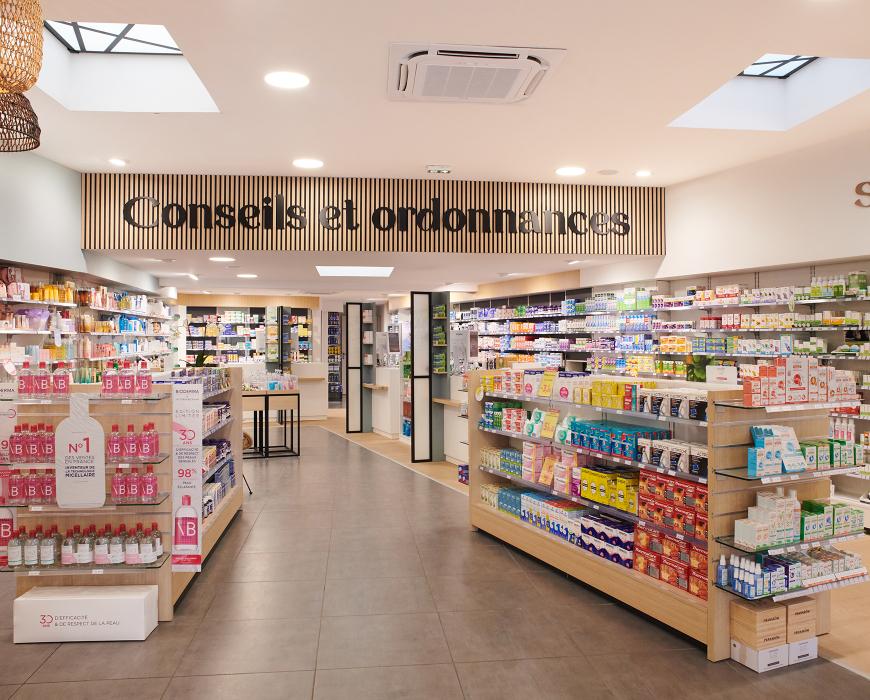 linéaires de pharmacie, décoration intérieure, travaux en pharmacie, JBCC Agenceur, JBCC Agencement, agencement de pharmacie, design de pharmacie, mobilier de pharmacie, architecture commerciale, pharmacie moderne, conception de pharmacie, aménagement de pharmacie, bois écologique, Made in France, Sautron, pharmacie Nantes, mobilier sur mesure, pharmacie 2024, agencement professionnel, innovation en pharmacie, équipe professionnelle, expert en agencement, projet de pharmacie, fabrication française