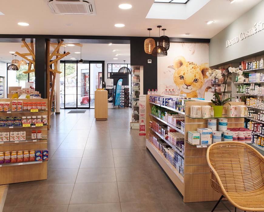 linéaires de pharmacie, décoration intérieure, travaux en pharmacie, JBCC Agenceur, JBCC Agencement, agencement de pharmacie, design de pharmacie, mobilier de pharmacie, architecture commerciale, pharmacie moderne, conception de pharmacie, aménagement de pharmacie, bois écologique, Made in France, Sautron, pharmacie Nantes, mobilier sur mesure, pharmacie 2024, agencement professionnel, innovation en pharmacie, équipe professionnelle, expert en agencement, projet de pharmacie, fabrication française