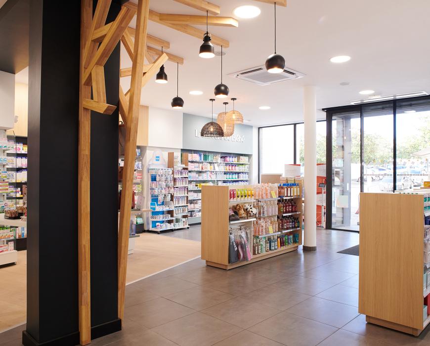 linéaires de pharmacie, décoration intérieure, travaux en pharmacie, JBCC Agenceur, JBCC Agencement, agencement de pharmacie, design de pharmacie, mobilier de pharmacie, architecture commerciale, pharmacie moderne, conception de pharmacie, aménagement de pharmacie, bois écologique, Made in France, Sautron, pharmacie Nantes, mobilier sur mesure, pharmacie 2024, agencement professionnel, innovation en pharmacie, équipe professionnelle, expert en agencement, projet de pharmacie, fabrication française