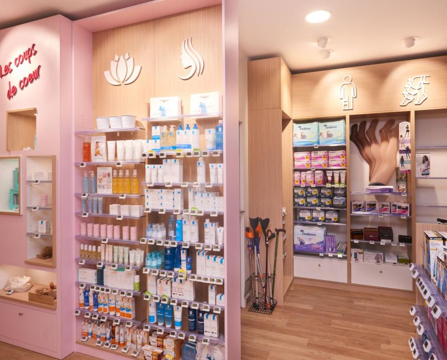 Transfert réagencement pharmacie création agencement relooking mobilier modulaire bois metal espace enfant univers espaces confidentiels essayage vaccination jbcc agenceur made in France
