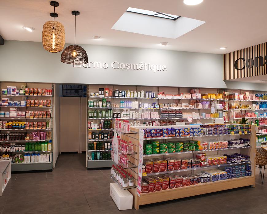 linéaires de pharmacie, décoration intérieure, travaux en pharmacie, JBCC Agenceur, JBCC Agencement, agencement de pharmacie, design de pharmacie, mobilier de pharmacie, architecture commerciale, pharmacie moderne, conception de pharmacie, aménagement de pharmacie, bois écologique, Made in France, Sautron, pharmacie Nantes, mobilier sur mesure, pharmacie 2024, agencement professionnel, innovation en pharmacie, équipe professionnelle, expert en agencement, projet de pharmacie, fabrication française