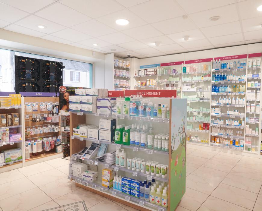 relooking pharmacie comptoirs bois et blanc suspension laiton