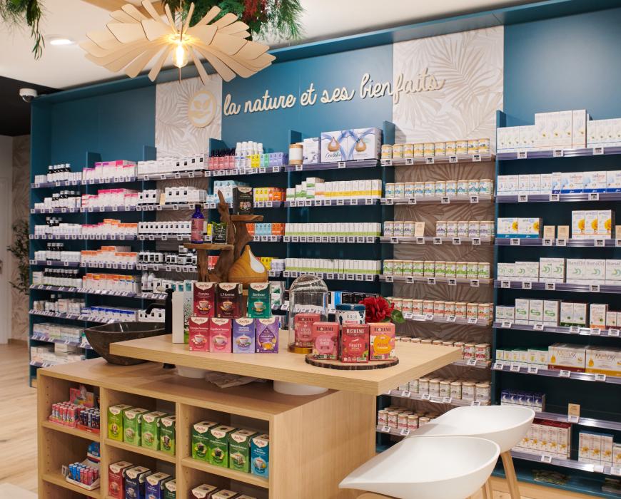 Aménagement intérieur de la pharmacie Monsieur Oliveira à Bouaye réalisé par JBCC, avec espaces de vente modernes, accueil, plots d’animation et cabines de confidentialité.