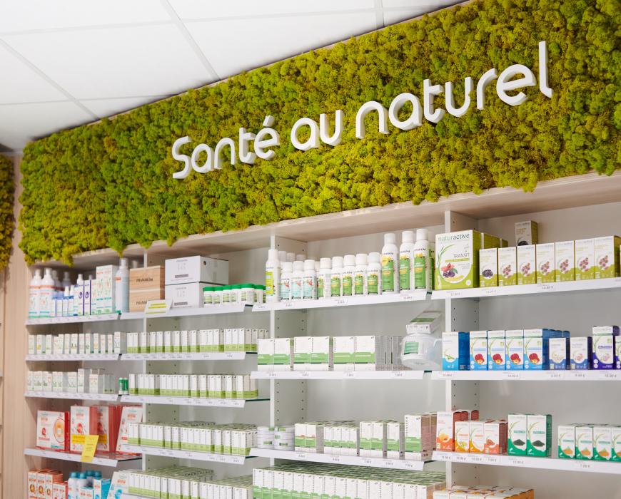 Zoom sur le mur végétal en mousse stabilisée du rayon « Santé au naturel »