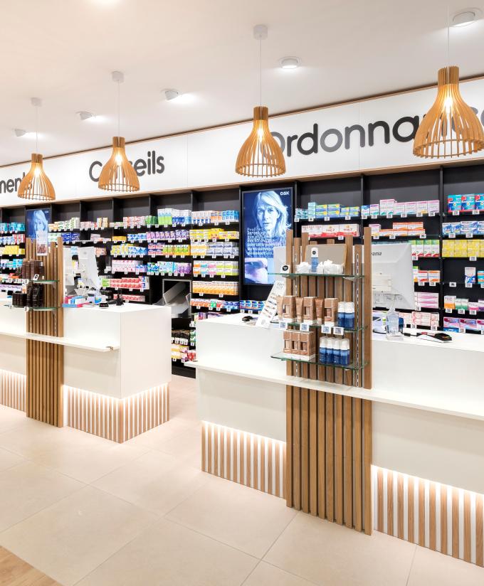        linéaires de pharmacie, décoration intérieure, travaux en pharmacie, JBCC Agenceur, JBCC Agencement, agencement de pharmacie, design de pharmacie, mobilier de pharmacie, architecture commerciale, pharmacie moderne, conception de pharmacie, aménagement de pharmacie, bois écologique, Made in France, Sautron, pharmacie Nantes, mobilier sur mesure, pharmacie France, agencement professionnel, innovation en pharmacie, équipe professionnelle, expert en agencement, projet de pharmacie, fabrication française