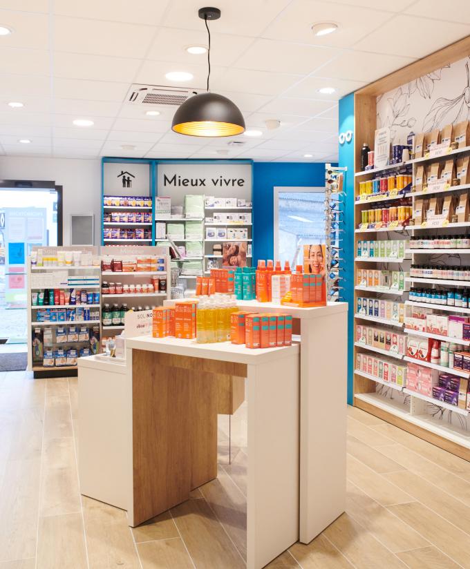 Pharmacie écoresponsable : univers herboristerie et soins naturels avec linéaires en bois durable et design chaleureux.