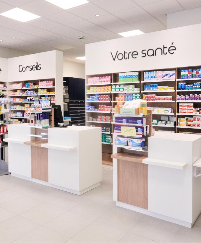 Parée de bois et de blanc, la pharmacie met à la disposition de la patientèle, dans une ambiance ZEN, les différents espaces : aromathérapie, diététique, homéopathie, médicaments vétérinaires, micronutrition, orthopédie, phytothérapie et parapharmacie.