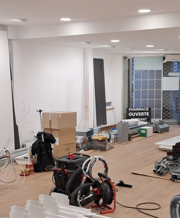 Nous mettons notre savoir-faire à votre service pour réaliser vos projets dans le secteur tertiaire, qu’il s’agisse de rénovation, de transfert, d’extension ou de construction neuve. Que vous souhaitiez rénover un magasin, aménager des bureaux modernes ou créer un espace accueillant pour vos clients, notre équipe est là pour vous accompagner à chaque étape