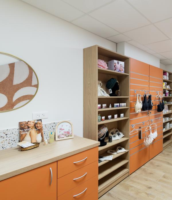 Focus sur l'agencement des espaces Oncologie et Maintien à Domicile, conçus pour offrir confidentialité et confort aux patients.