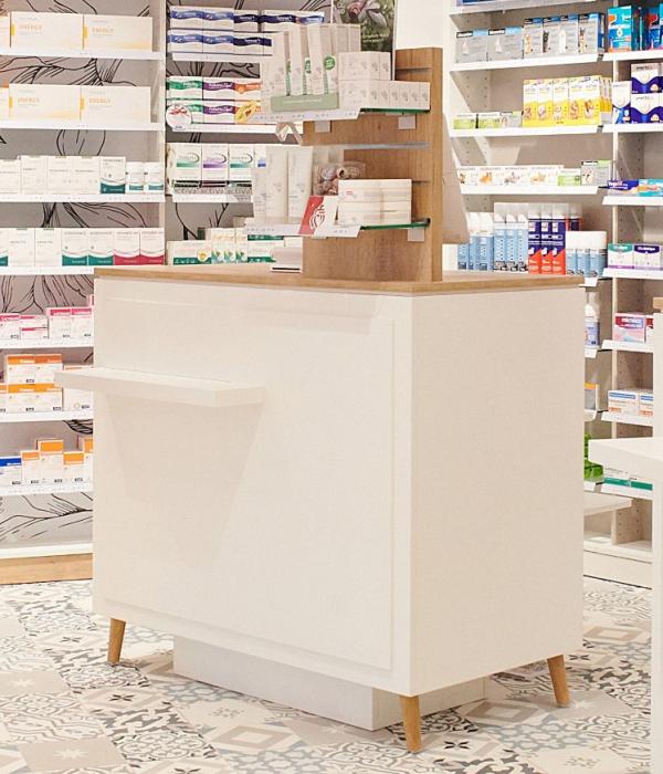 Mobilier pharmacie sur mesure : comptoirs ergonomiques éco-conçus en bois écologique pour l'accueil client et la sécurité sanitaire.