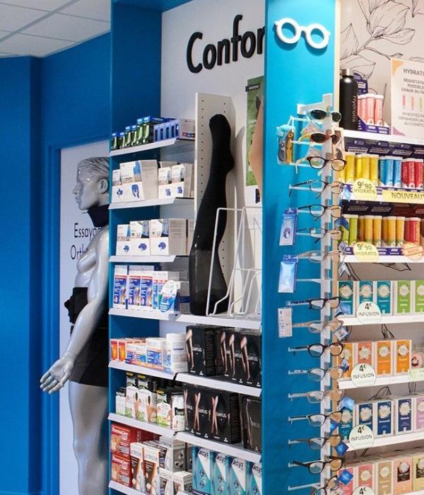 Espace orthopédie et MAD : aménagement PMR avec mobilier modulaire et cabine d'essayage pour le maintien à domicile et matériel médical.