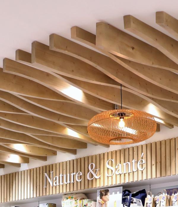création agencement pharmacie bois et couleurs douces jbcc agenceur plafond personnalisé bois