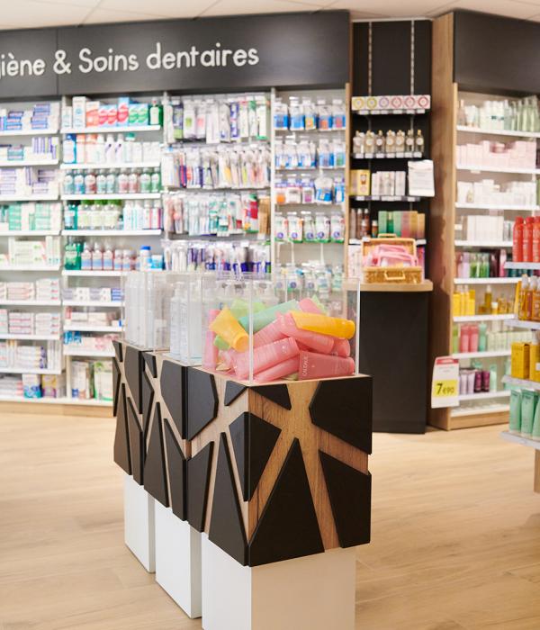 linéaires de pharmacie, décoration intérieure, travaux en pharmacie, JBCC Agenceur, JBCC Agencement, agencement de pharmacie, design de pharmacie, mobilier de pharmacie, architecture commerciale, pharmacie moderne, conception de pharmacie, aménagement de pharmacie, bois écologique, Made in France, Sautron, pharmacie Nantes, mobilier sur mesure, pharmacie 2024, agencement professionnel, innovation en pharmacie, équipe professionnelle, expert en agencement, projet de pharmacie, fabrication française