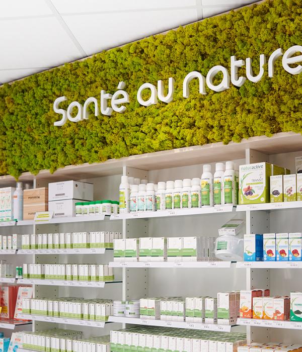 Signalétique « Santé au naturel » sur bandeau en mousse végétale stabilisée dans une pharmacie.