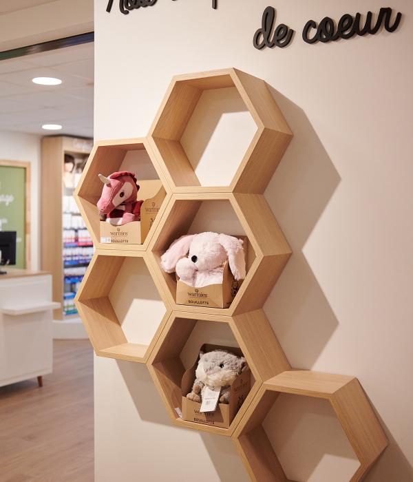 création mobilier transfert aménagement réagencement agencement aménagement relooking bois métal espace enfant maman bébé beauté nature soins bio espaces confidentiels cabine essayage vaccination pharmacie officine surface de vente espace d'attente back office orthopédie comptoir linéaires décoration travaux jbcc agenceur jbcc agencement